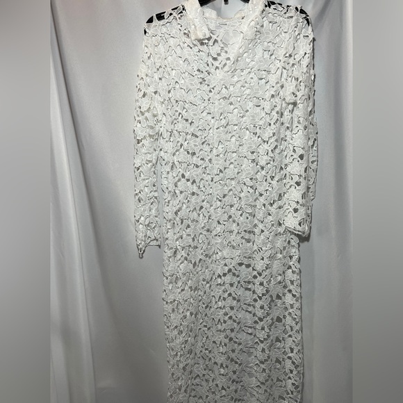 White Throw With Feathered Pattern - Picture 1 of 2